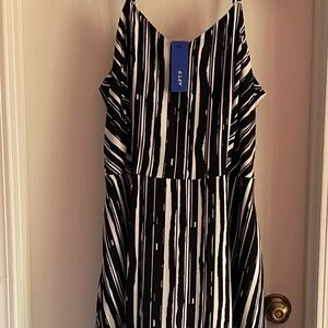 NWT. Black & White Dress.
Apt. 9